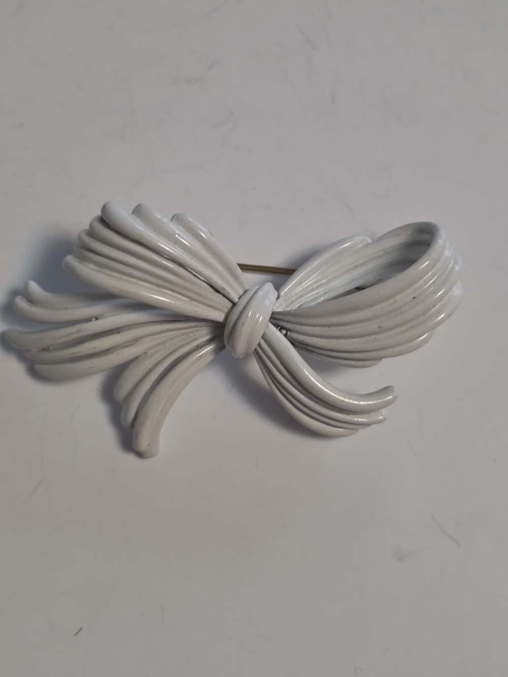 Vtg Monet White Enamel Spaghetti String Bow Brooch